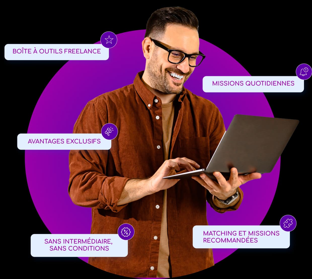 Freelance souriant travaillant sur son laptop